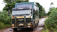 Speciáln� upravený expedi�ní nákla�ák je pro putování po Ugand� ideálním vozem.