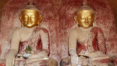 astní Buddhové. Bagan. Myanmar (Barma)