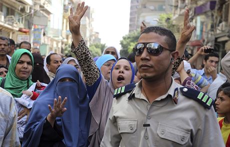Píbuzní 683 len a stoupenc Muslimského bratrstva, kteí byli 28. dubna hromadn odsouzeni k smrti, protestovali ped soudem v egyptském mst Minjá, jen rozsudek vynesl.