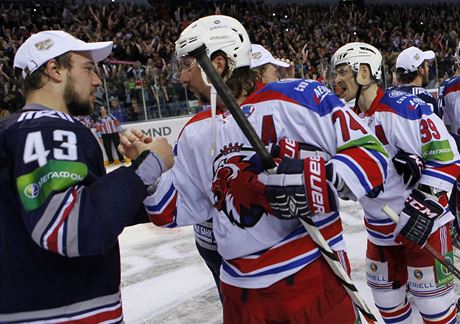 Jan Ková z Magnitogorsku (vlevo) se zdraví po zápase s hokejisty Lva