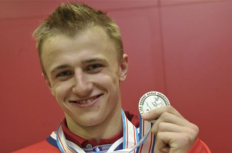Hokejový talent Jakub Vrána se stíbrnou medailí z MS