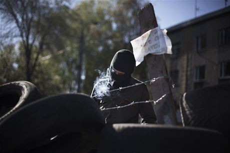 Maskovaný proruský aktivista na barikádách ve východoukrajinském mst Horlivka.
