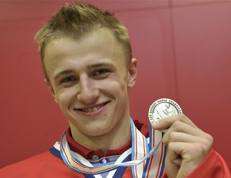 Hokejový talent Jakub Vrána se stíbrnou medailí z MS