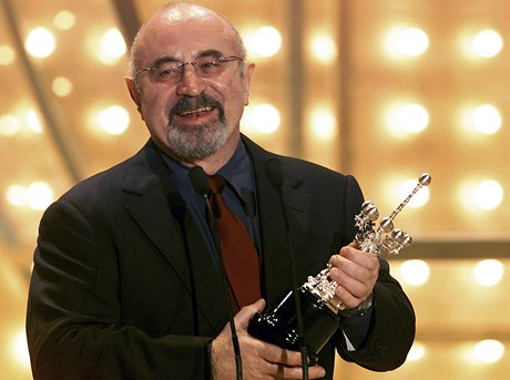 Britský herec Bob Hoskins s ocenním za celoivotní dílo na mezinárodním filomovém festivalu v San Sebastianu