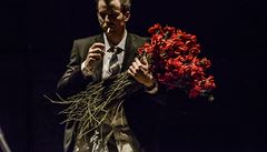 Miloslav König v titulní roli inscenace Velvet Havel v Divadle Na zábradlí 