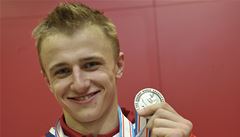 Hokejový talent Jakub Vrána se stříbrnou medailí z MS