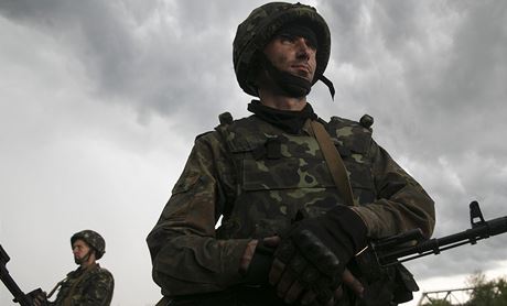 Ukrajinský voják pi akci poblí msta Slavjansk.