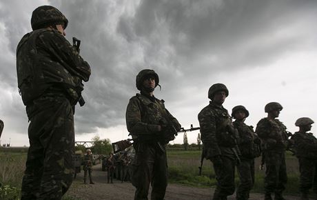 Ukrajinský voják pi akci poblí msta Slavjansk.