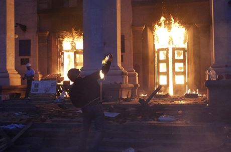 "Ticet lidí se otrávilo oxidem uhelnatým, osm vyskoilo z oken ve snaze zachránit se ped ohnm," citoval list Ukrajinska pravda z policejního prohláení. 