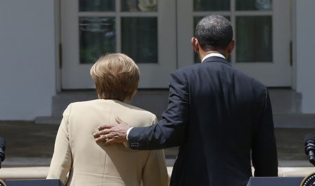 Obama po schzce ekl, e se s Merkelovou shodl na tom, e Rusko mus za sv chovn zaplatit.