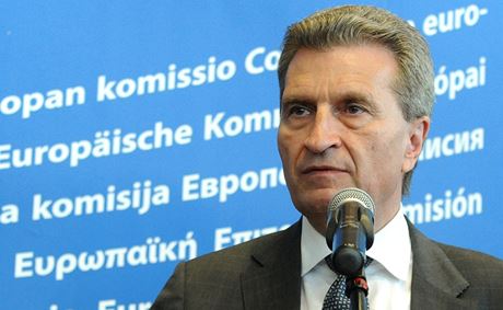Evropská unie chce prosadit, aby vechny lenské státy osmadvacítky platily za dodávky ruského plynu jednotnou cenu. ekl to ve Varav evropský komisa pro energetiku Günther Oettinger. 