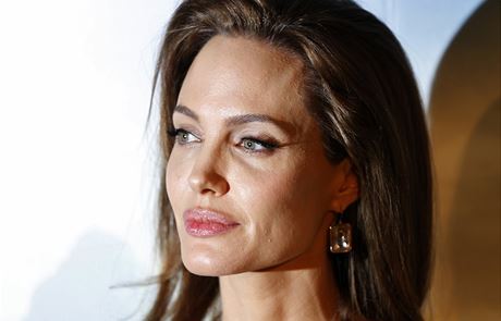 Jsme stále jen zasnoubeni, ale vezmeme se, potvrdila Angelina Jolie