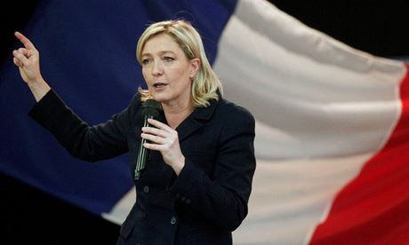 Marine Le Penová a její Národní fronta jsou v zahraniní politice unisono prorutí  a schvalují ruskou agresi vi Ukrajin.