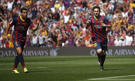 Pedro Rodriguez (vlevo) a Lionel Messi.