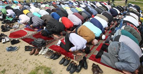 Modlící se muslimové na Letné.