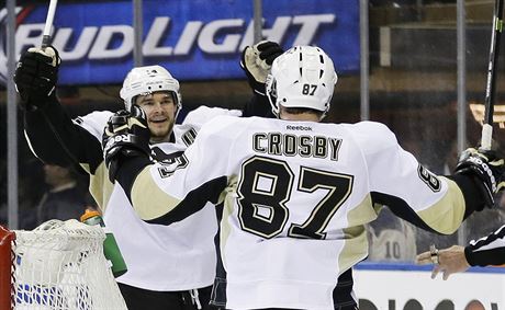 Chris Kunitz a Sidney Crosby slaví gól Pittsburghu.