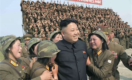 Kim ong-un obklopen dojatmi severokorejskmi vojakami (ilustran...