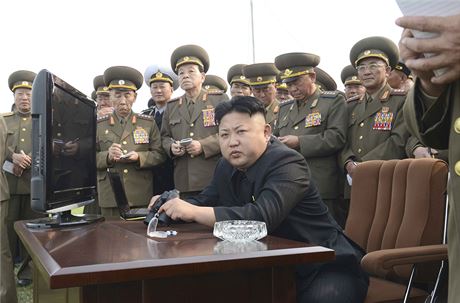 Kim ong-un s armádními dstojníky.