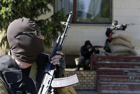 Ozbrojení separatisté steí obsazenou budovu v Doncku.