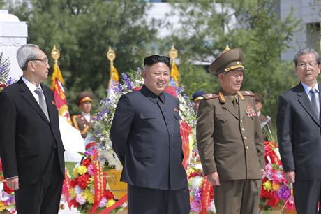 Severokorejský vdce Kim ong-un (uprosted) obklopený prominenty reimu...
