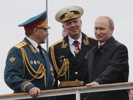 Ruský ministr obrany Sergej ojgu (vlevo) a prezident Vladimir Putin (vpravo) s...