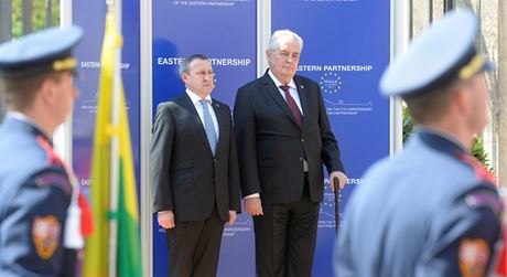 Dvoudenní summit Východního partnerství začal 24. dubna v Praze. Na snímku jsou prezident Miloš Zeman (vpravo) a ukrajinský ministr zahraničí Andrij Deščycja.