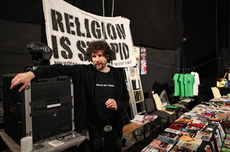 Místnosti, kde se odehrával 2. anarchistický festival knihy, vévodil transparent se sloganem Religion is stupid: Murderous, bigoted and sexist crap.