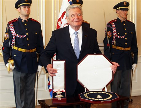 Německý prezident Joachim Gauck na státní návštěvě České republiky dostal od...