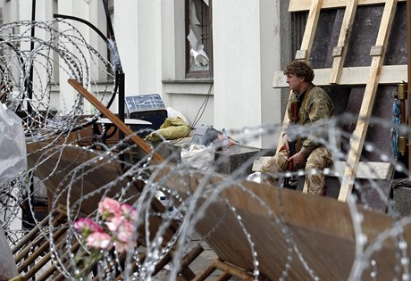 Prorutí separatisté ve východoukrajinském mst Luhansk v pátek bez stetu opustili tamní sídlo prokuratury, které spolu s dalími úady obsadili v úterý. 