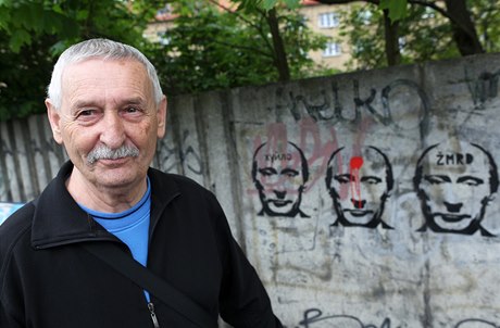 Svérázný názor na graffiti s Putinem má i kolemjdoucí dchodce Josef Vanura: "Souhlasím, e je to zmrd, ale jinak se o politiku píli nezajímám, mám svých starostí dost." 