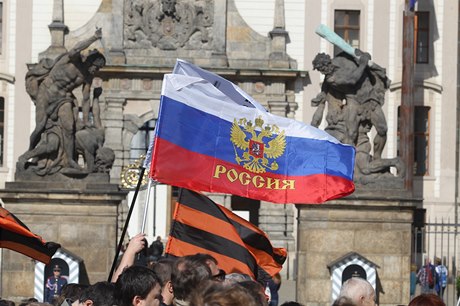 Ilustraní foto: Ruská vlajka se státním znakem