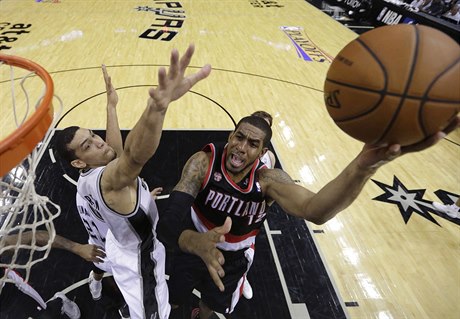 Kawhi Leonard (vlevo) ze San Antonia brání LaMarcuse Aldridgeho.