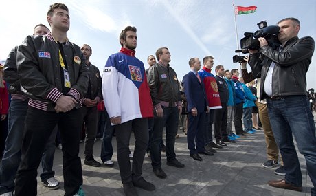 Slavnostní vyvování vlajek úastnických zemí mistrovství svta v ledním...