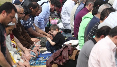 Muslimové chtli protestní modlitmou poukázat na to, e policejní zásah v meit byl neadekvátní.