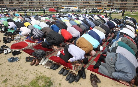 Modlící se muslimové na Letné.