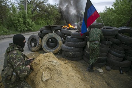 Separatisté steí kontrolní stanovit za barikádami z pneumatik u msta Slavjansk.