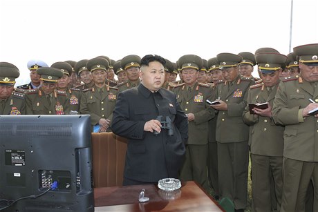 Kim ong-un dohlíí na vojenskou pehlídku.