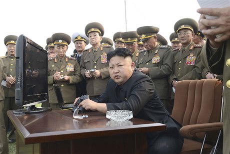 Kim ong-un s armádními dstojníky.