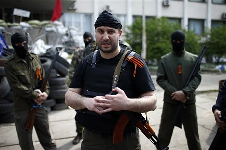 Ozbrojení separatisté před radnicí ve městě Mariupol.
