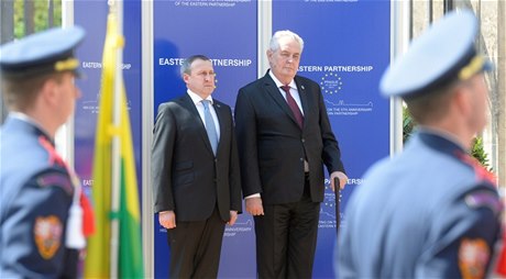 Ukrajinský ministr zahraničí Andrij Deščycja s českým prezidentem Milošem Zemanem v Praze.