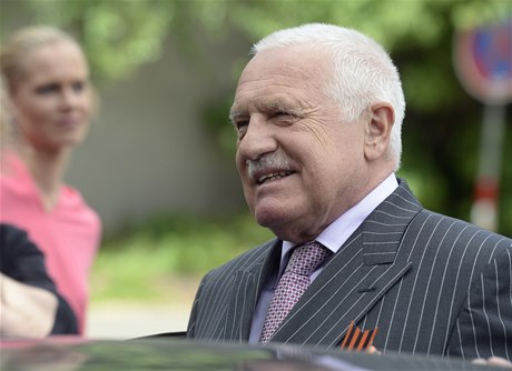 Bývalý prezident Václav Klaus dorazil na recepci ruské ambasády.
