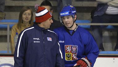 Útočník Jaromír Jágr (vpravo) a trenér Vladimír Růžička 6. května v Praze na tréninku české hokejové reprezentace. 