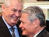 Na úvod prohlídky závodu Zeman vnoval Gauckovi prezidentskou vlajeku, kterou vozí na svém aut.