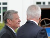 Na snímku nmecký prezident Gauck a pedseda pedstavenstva kody Auto Winfriede Vahland (vpravo) ped muzeem. 