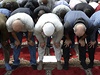 Zhruba 300 muslim se selo k modlitb u budovy ministerstva vnitra na praské Letné. 