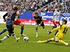 Mario Götze stílí gól do sít Hamburku.