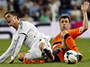 Cristiano Ronaldo (vlevo) bhem bolestivého souboje s Javierem Fuegem.