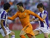 Cristiano Ronaldo z Realu Madrid se snaí pelstít dvojici protihrá.
