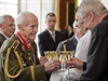 Prezident Milo Zeman si  pipíjí s váleným veteránem Mikuláem Konickým,...