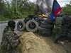 Separatisté steí kontrolní stanovit za barikádami z pneumatik u msta Slavjansk.